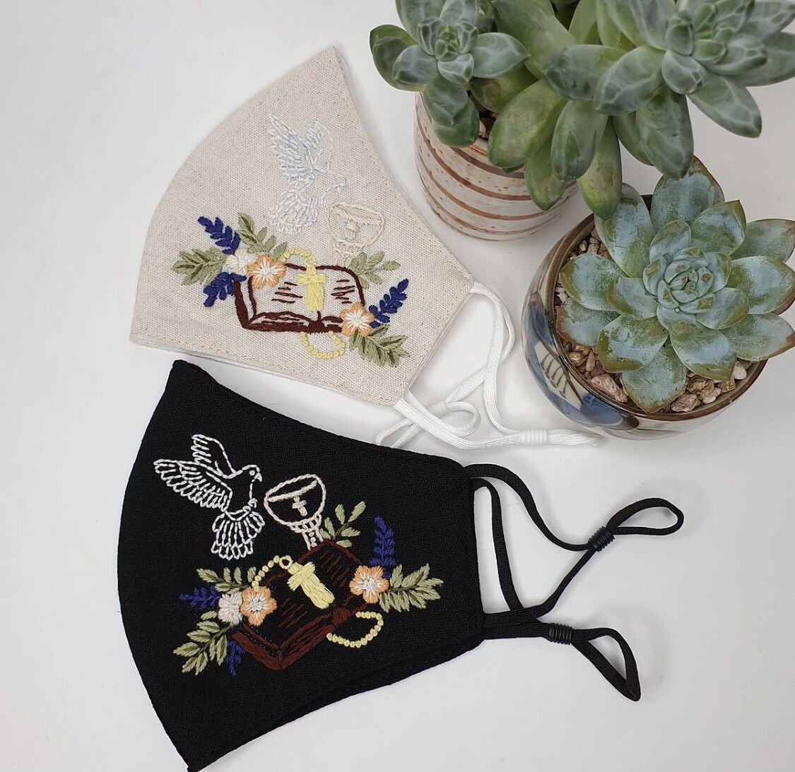 Khẩu trang vài linen thêu tay