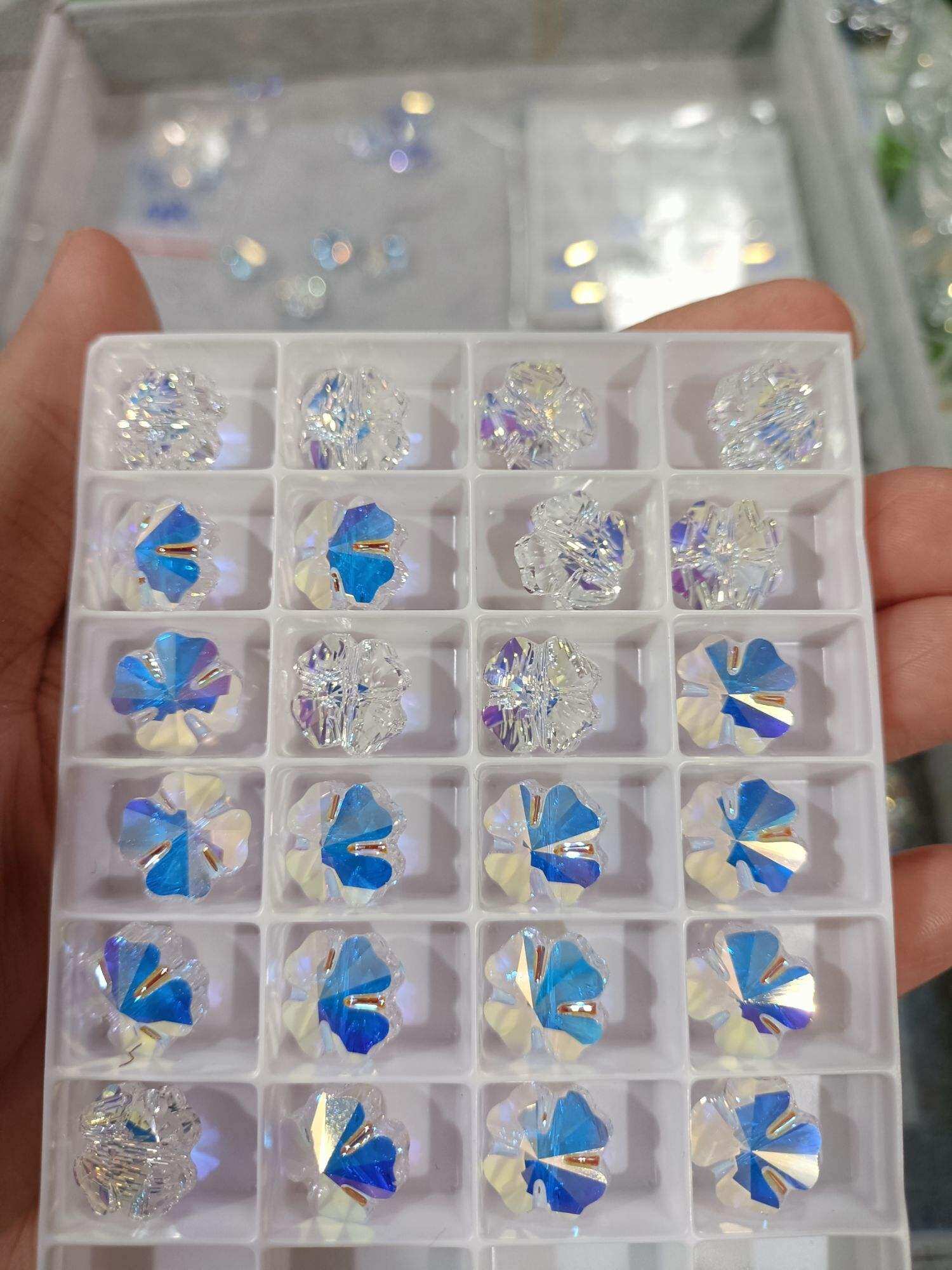 Bán lẻ hạt pha lê Swarovski cỏ 4 lá may mắn dùng làm mặt dây chuyền, trang sức phụ kiện
