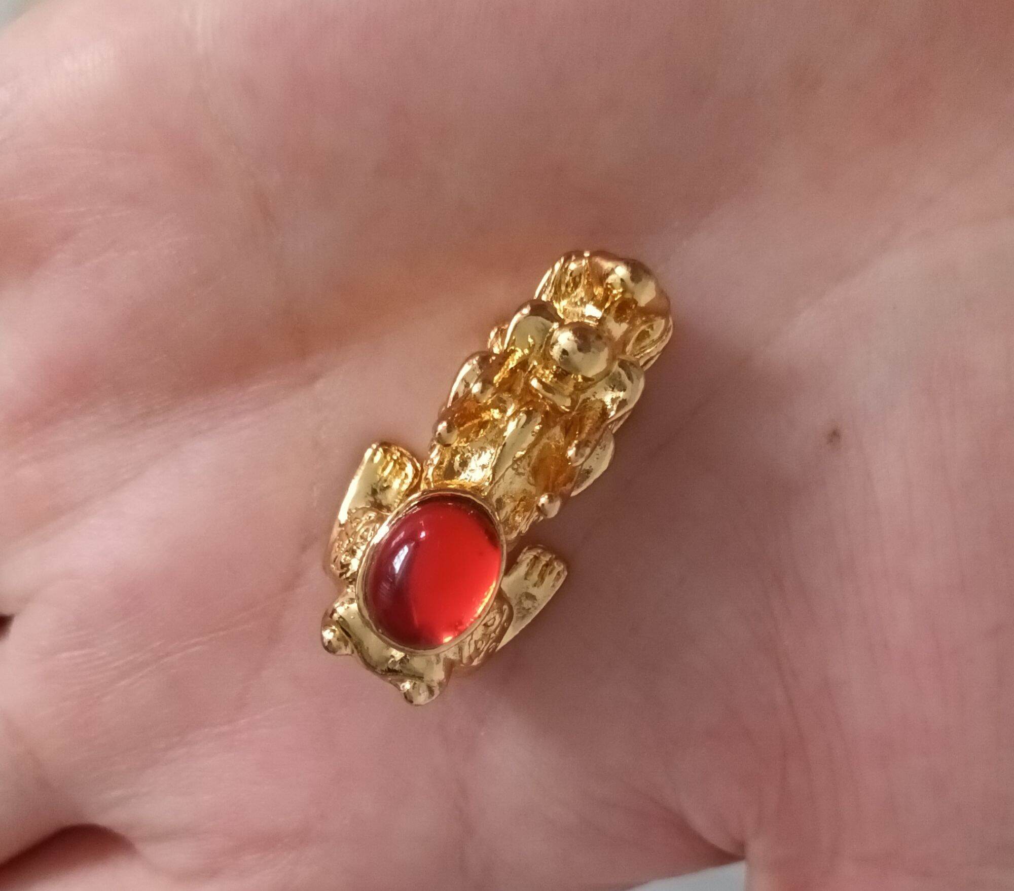 Tỳ hưu cõng ngọc đỏ trên lưng - charm tỳ hưu kích tài lộc xâu vòng hàng đẹp