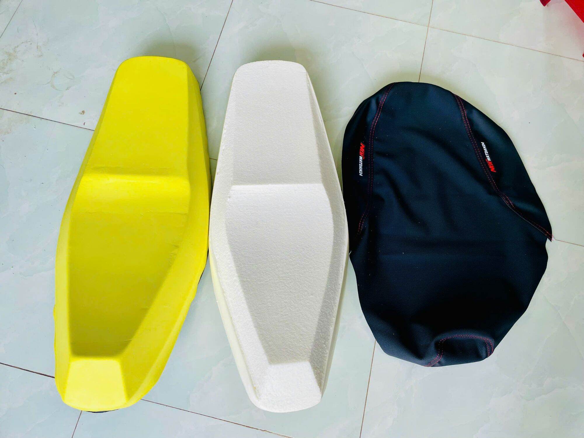 Small 2-Storey Wave-Shaped Saddle. Wave A110 Tq. There Are Foam and Leather Saddle Pads.