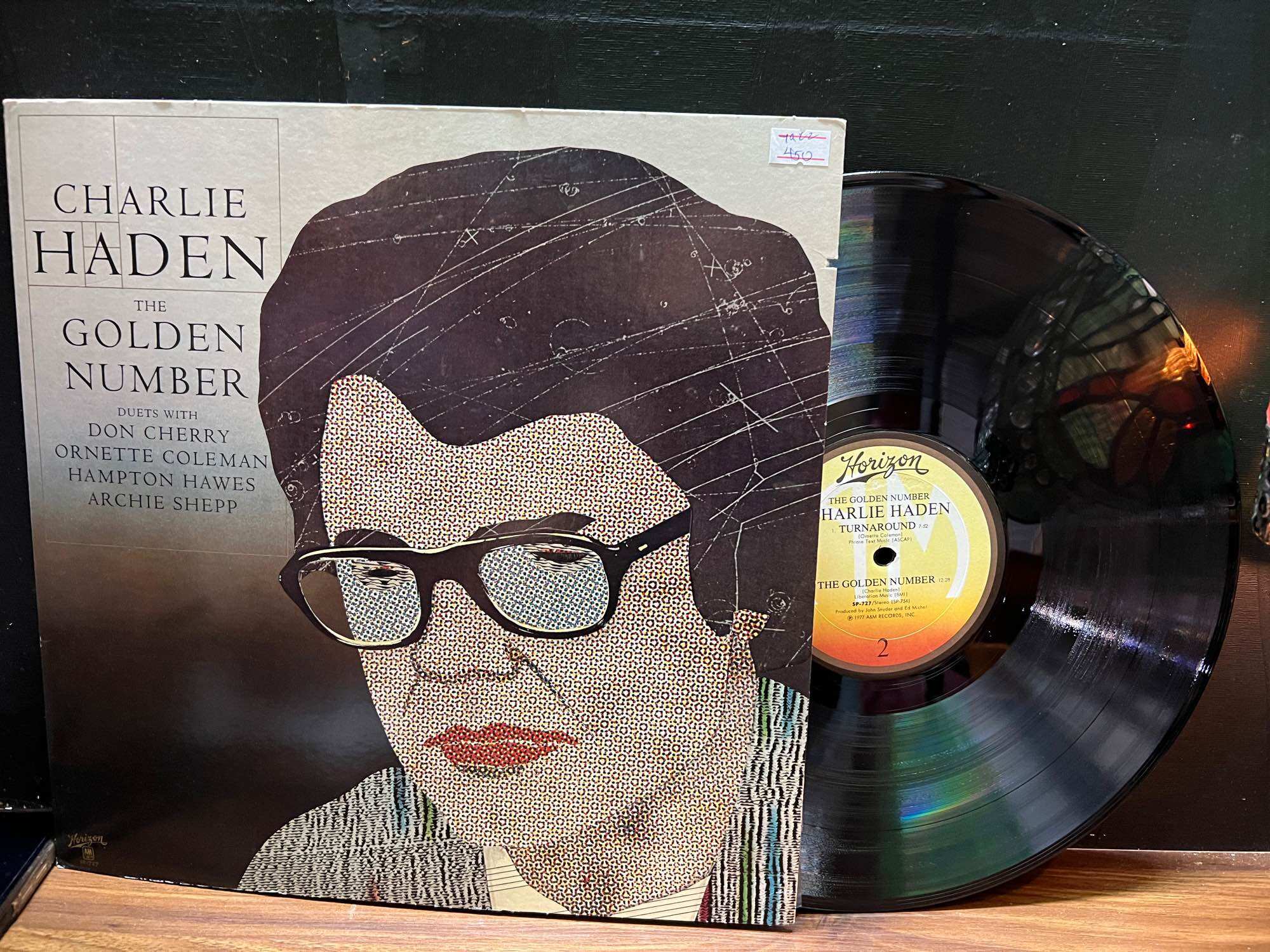 Đĩa than vinyl nhạc jazz: của nghệ sĩ bass Charlie Haden
Album : The Golden Number