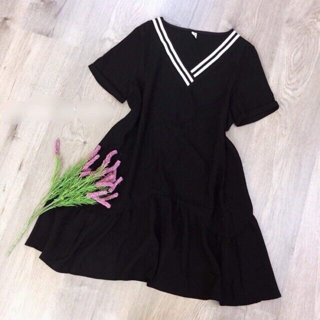 Váy đuôi cá viền cổ