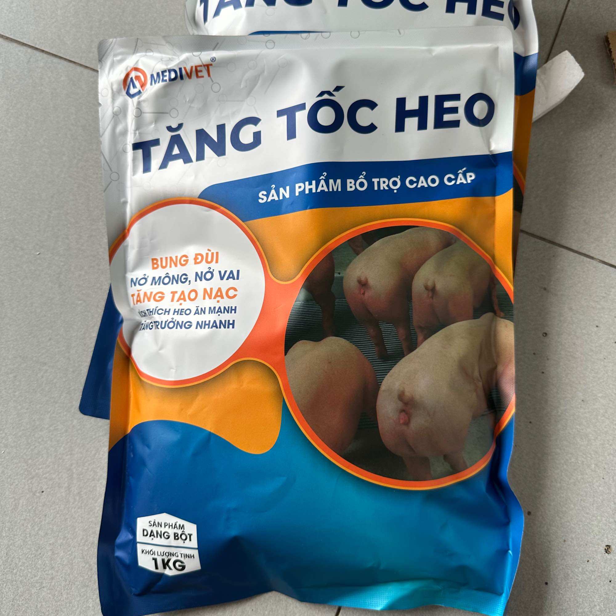 TĂNG TỐC HEO
BUNG ĐÙI, NỚ MÔNG, NỚ VAI, TĂNG TẠO NẠC, KÍCH THÍCH HEO ĂN MẠNH, TĂNG TRƯỚNG NHANH gói 1kg