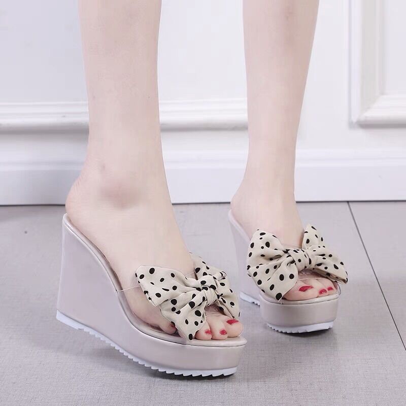 Dép đế xuồng, quai đính nơ chấm bi