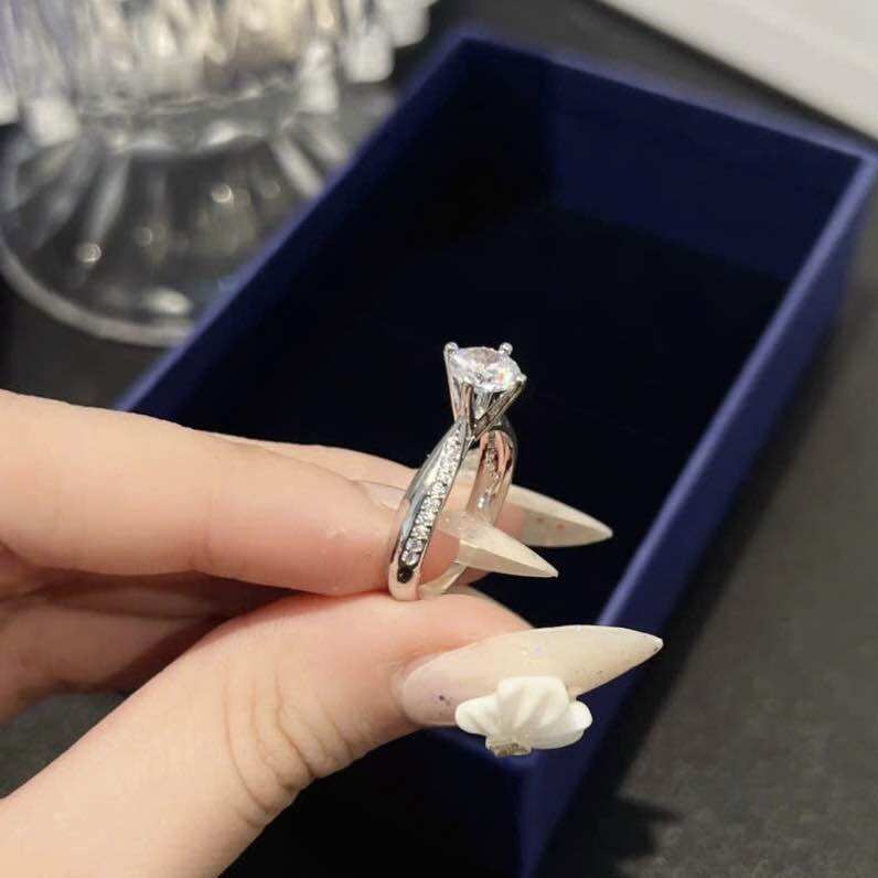 Nhẫn đính đá viền hột chủ 6ly xi bạch kim siêu sáng Kami trang sức sỉ NL20