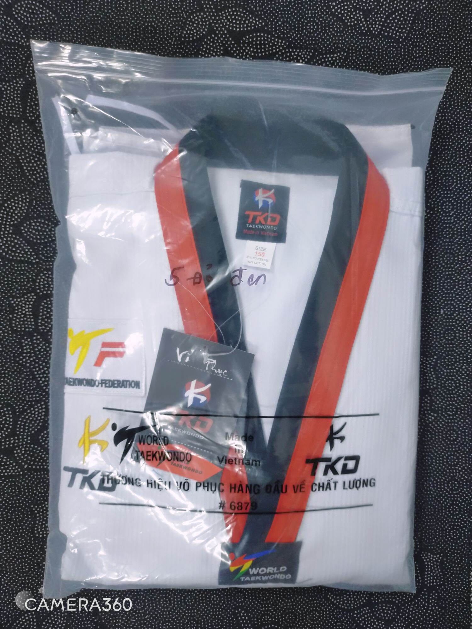 Võ phục taekwondo vải sọc cổ đỏ đen - miễn phí vận chuyển