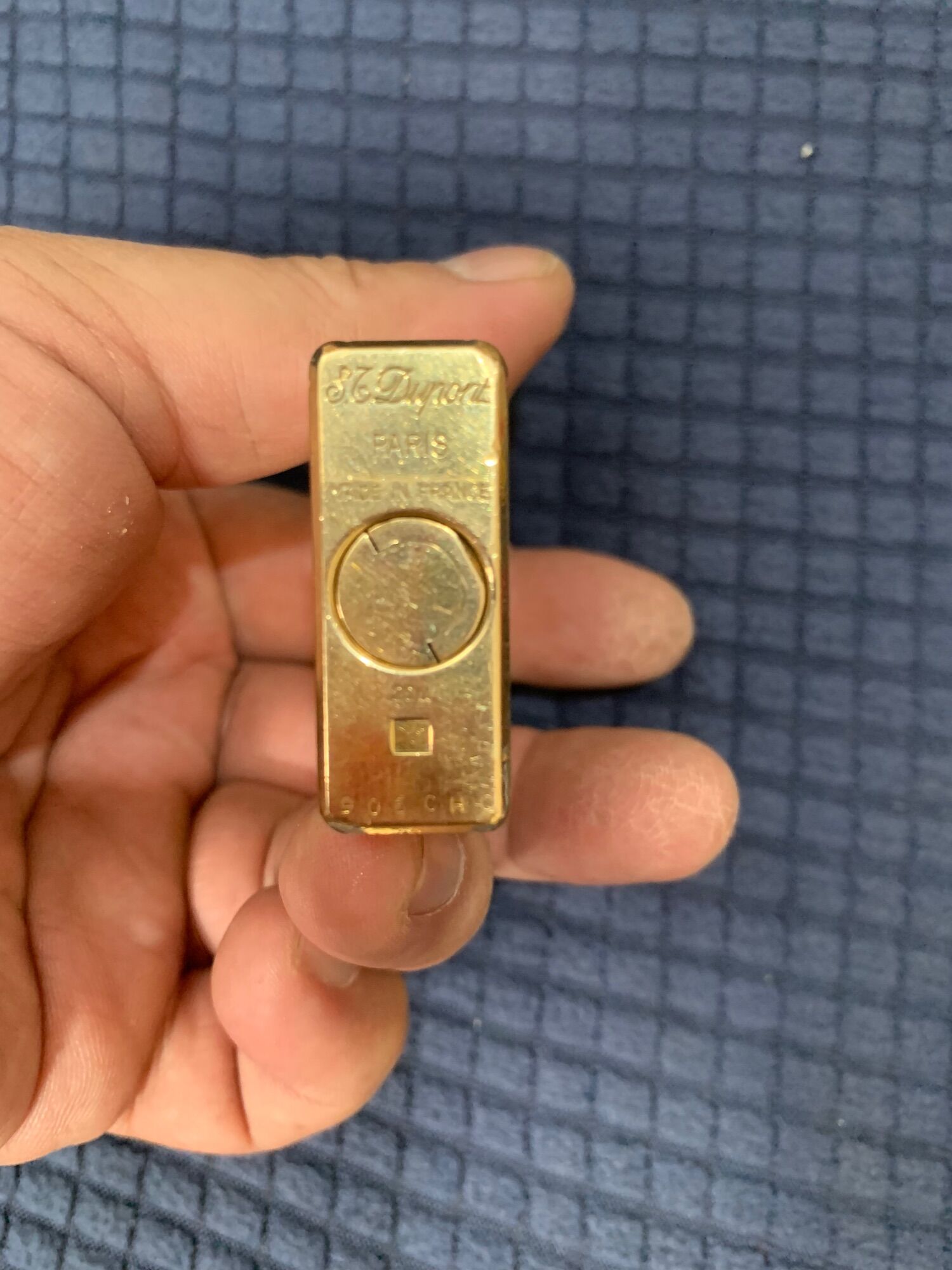 Bật lửa Dupont của Pháp.