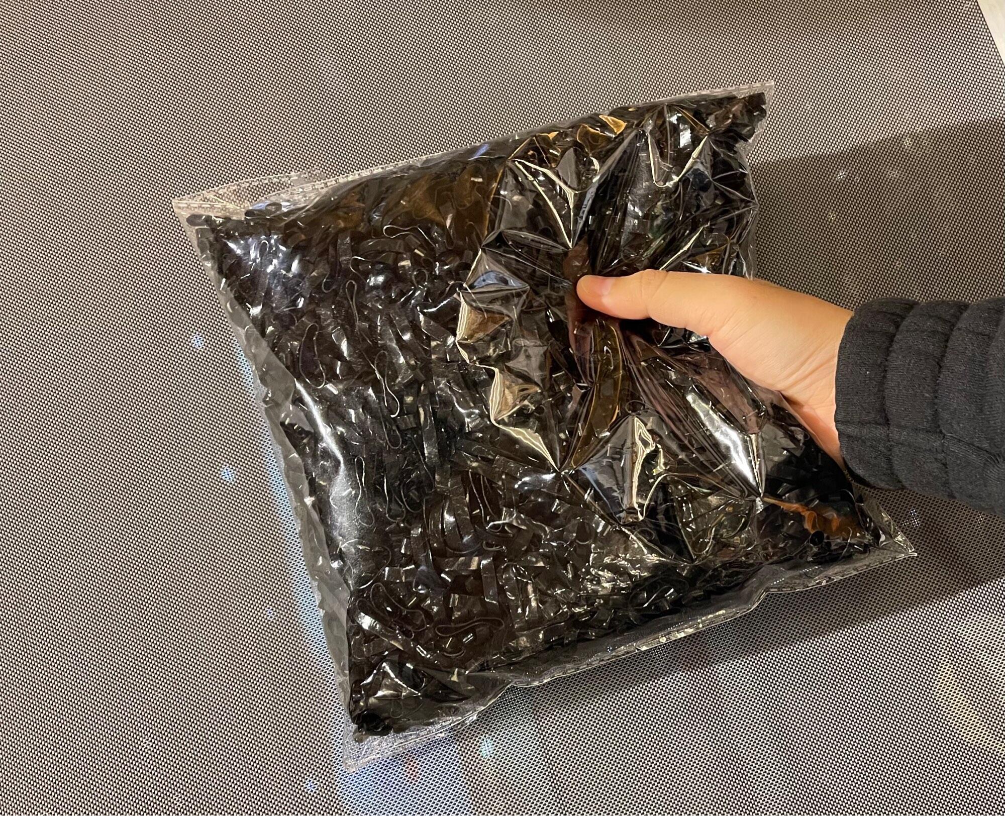 500g thun cột tóc màu đen ( Nữa ký ) bảng lớn chắc bền .