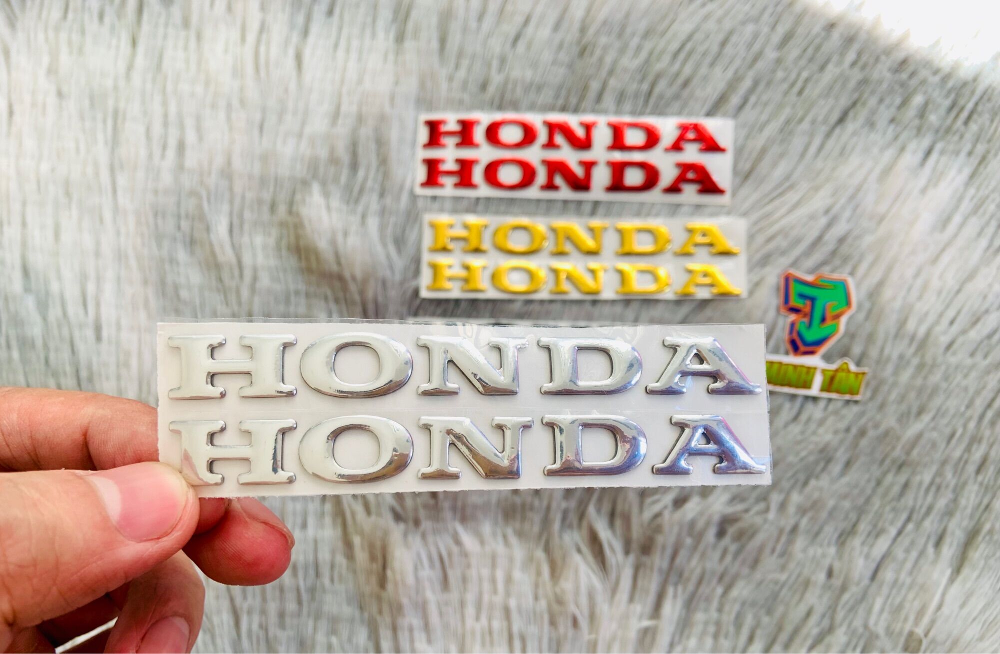 Tem honda chữ nổi hàng sắc nét (giá 1 cặp)