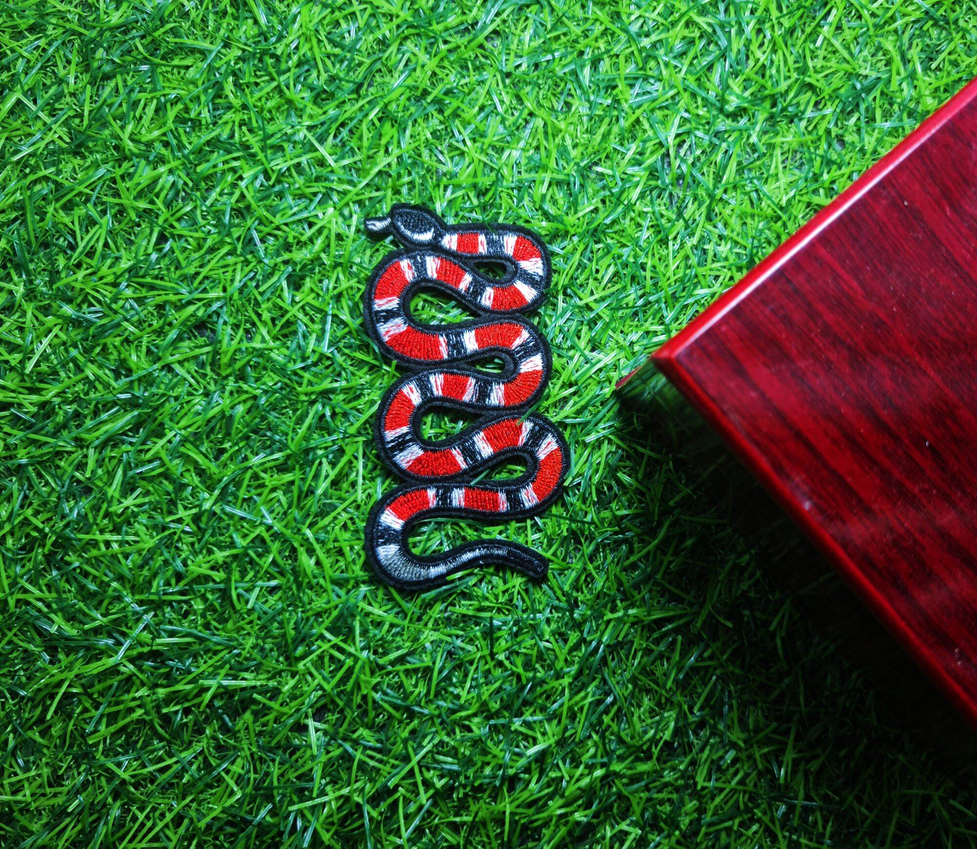 Sticker rắn Guccii