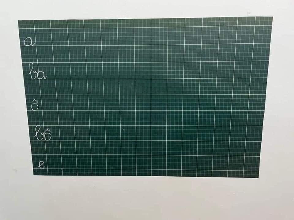 Bảng decal dán tường viết phấn kẻ ô li kích thước 80x1m2