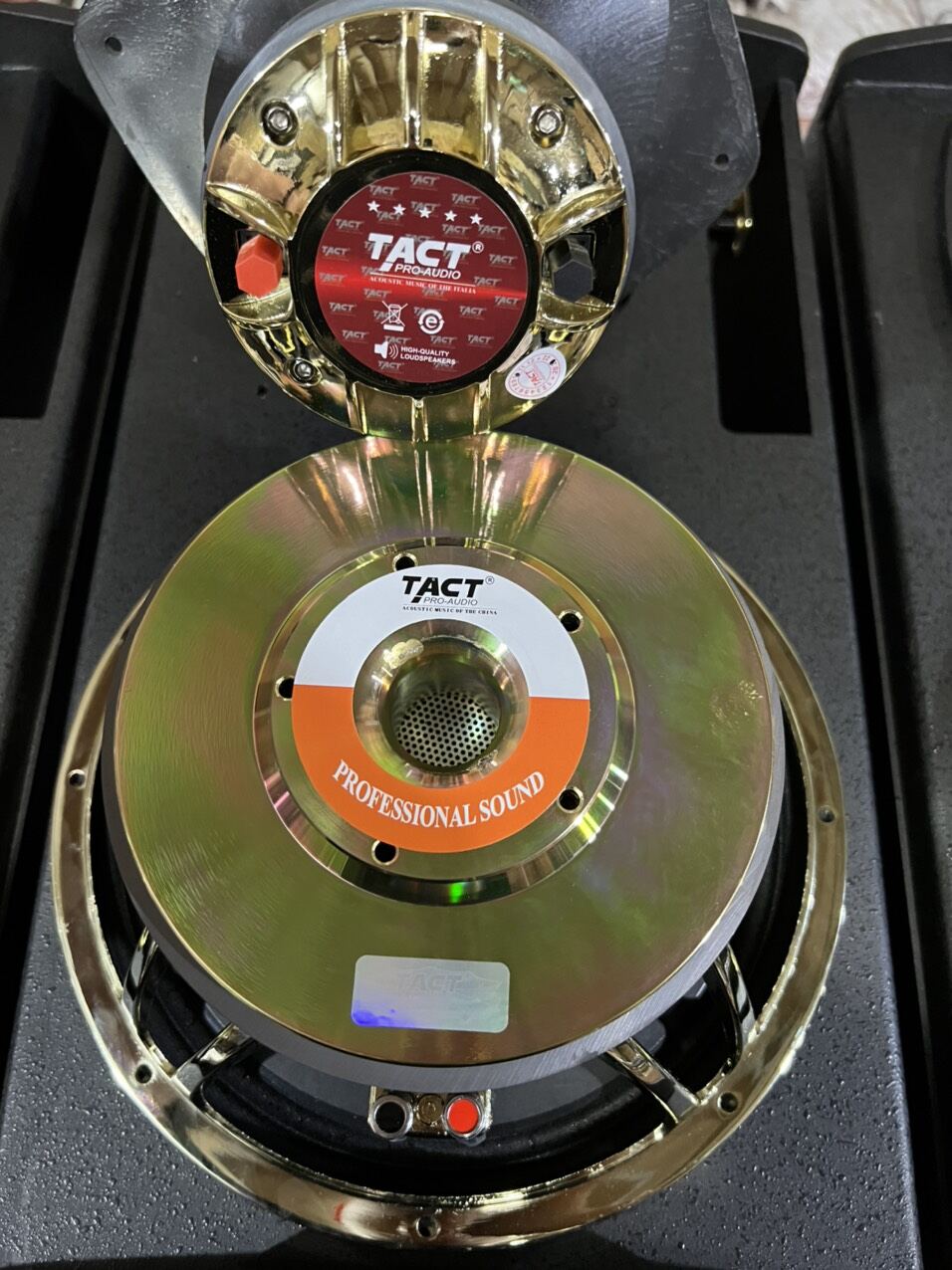Loa tact 7012