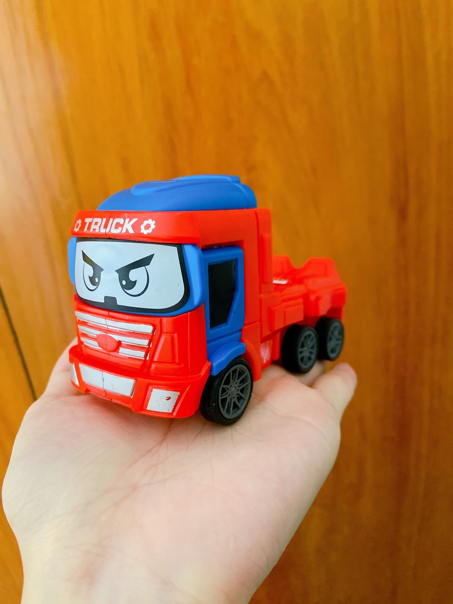 Xe đò chơi biến hình robot
