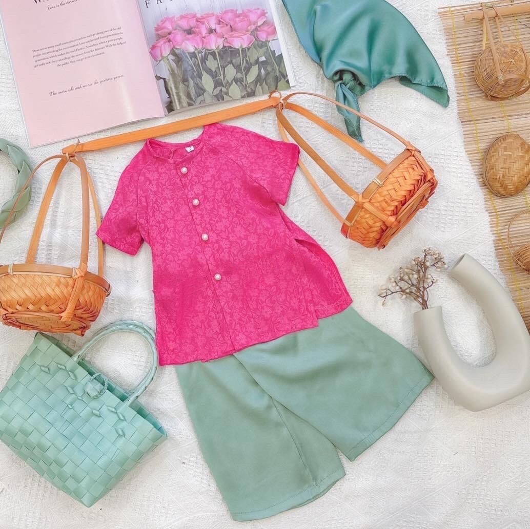 Bộ quần áo bà ba gấm kèm khăn lụa satin cho bé gái