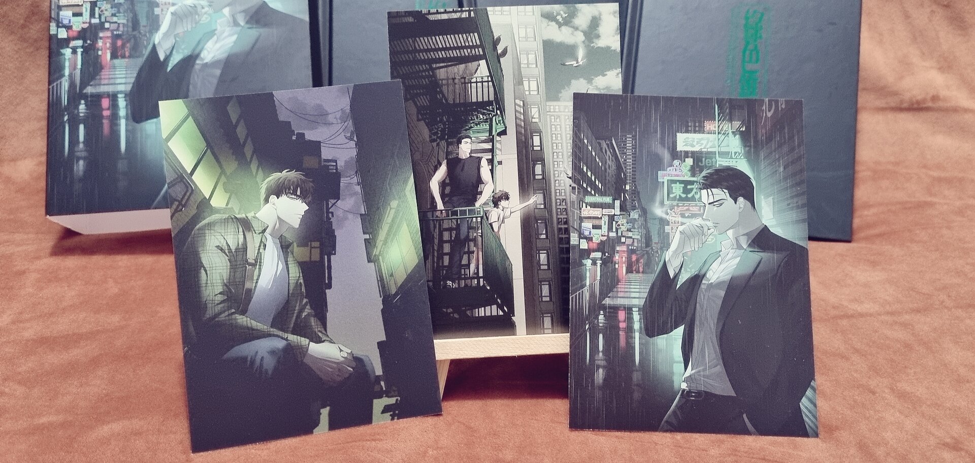 Set 3 postcard under the greenlight.