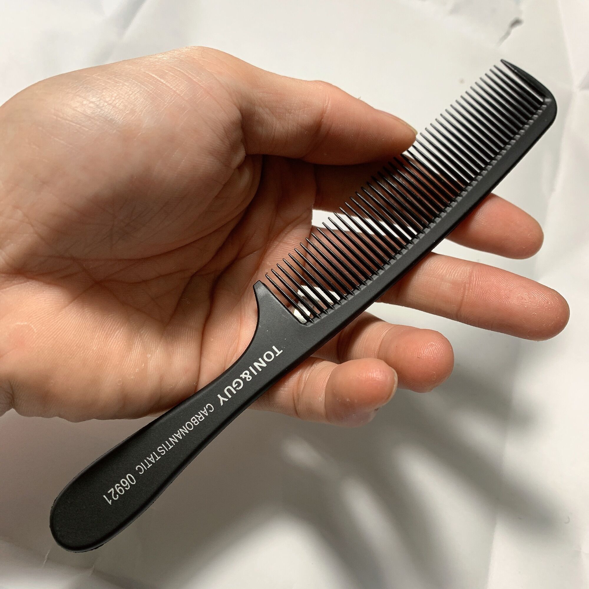 Lược cắt tóc nhựa carbon toni guy 06921 - hs06921