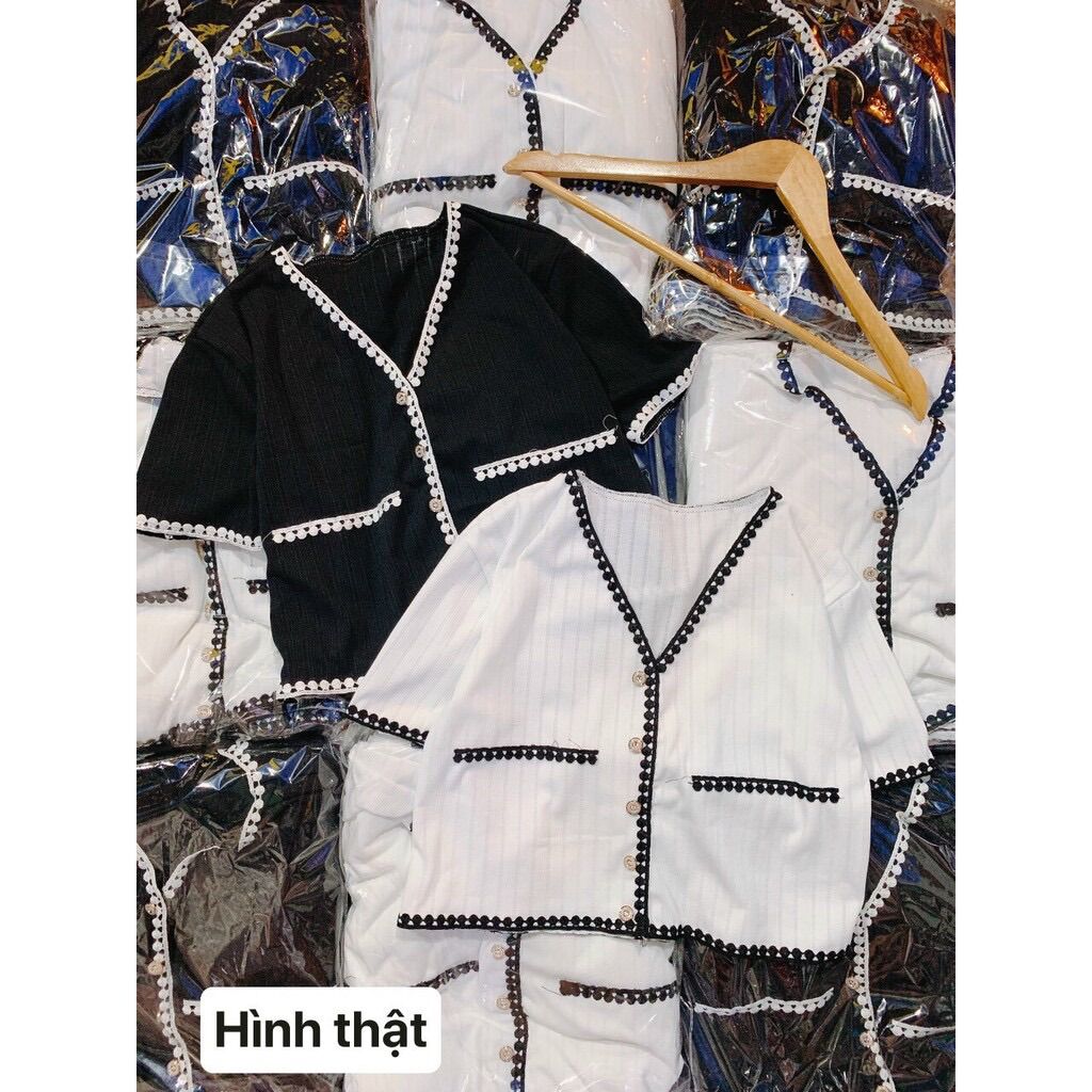 Áo kiểu croptop nút vàng phối ren REN2