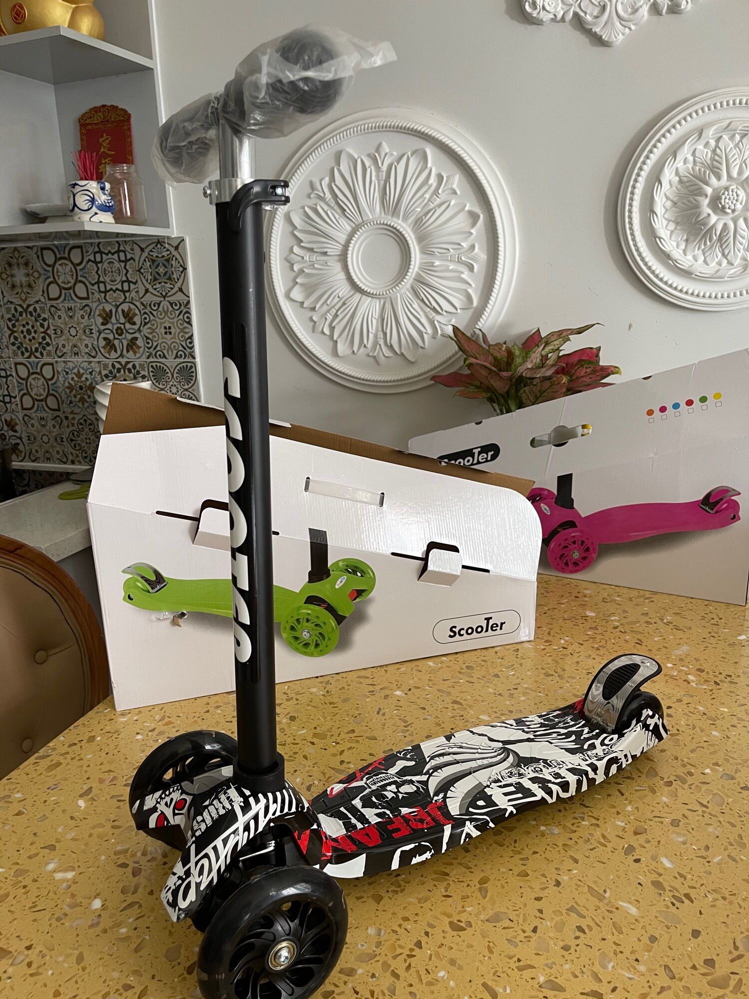 Xe Scooter ba bánh phong cách graffiti cực ngầu