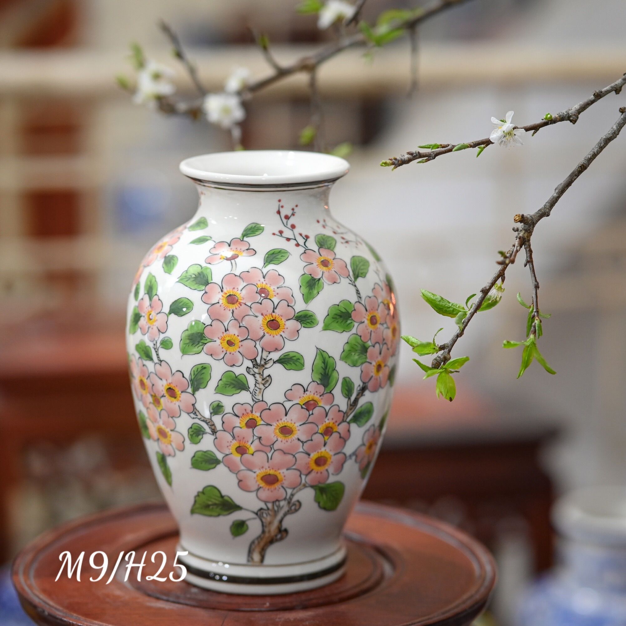 Bình cắm hoa men lam, vẽ thủ công. Gốm sứ Bát Tràng