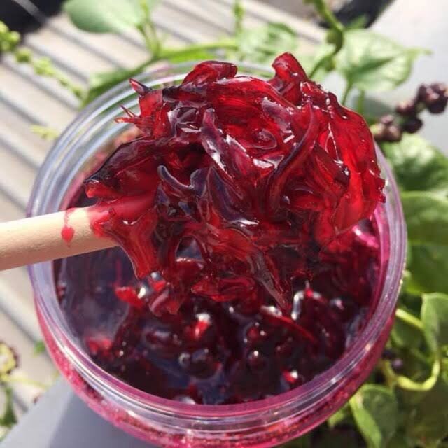 Siro atiso đỏ hủ 1kg ( có mứt hoa) siro hibicus, siro hoa hồng