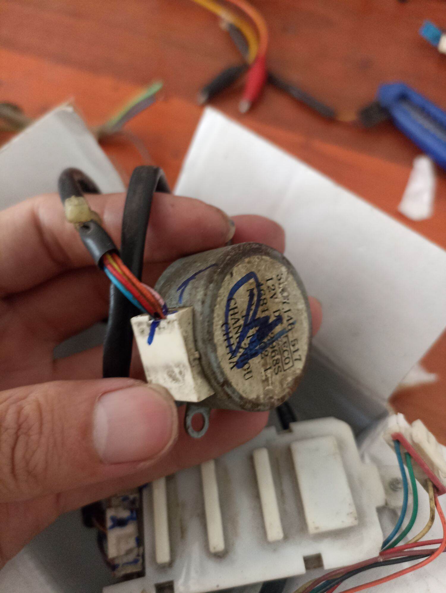 Motor cánh vẫy cánh đảo điều hoà LG tháo máy