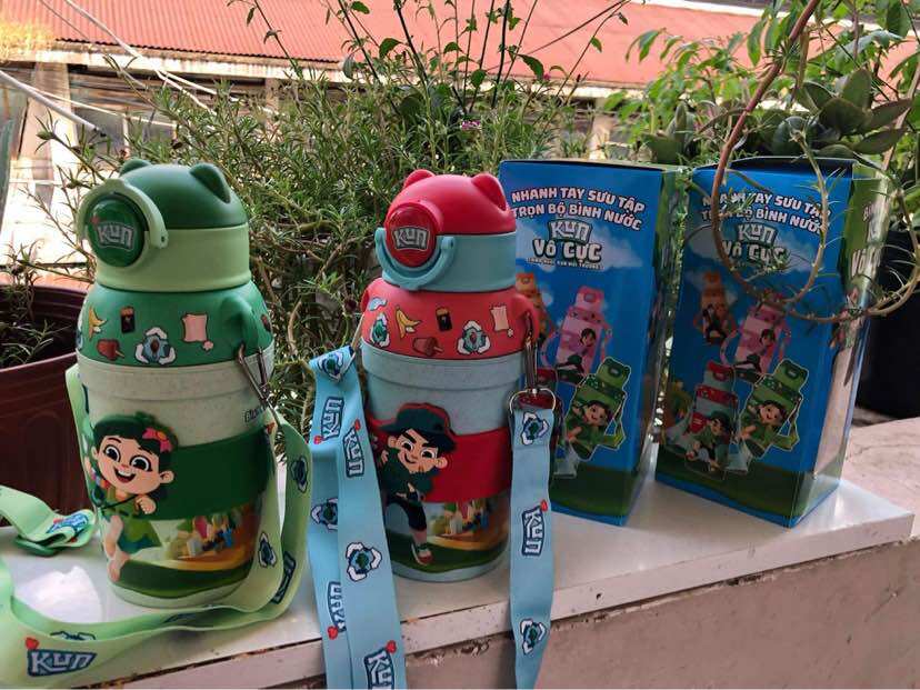 Bình nước Kun kèm dây đeo cho bé hkm sữa Kun