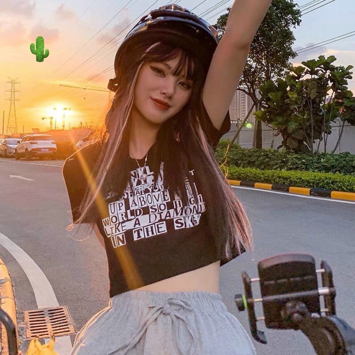 Áo croptop trắng đen chữ basic