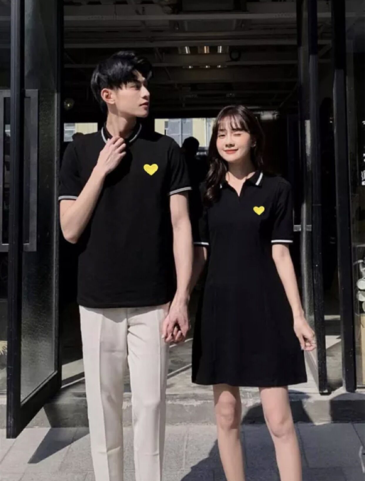Áo cặp tình nhân màu đen dáng xoè in tim vàng đỏ