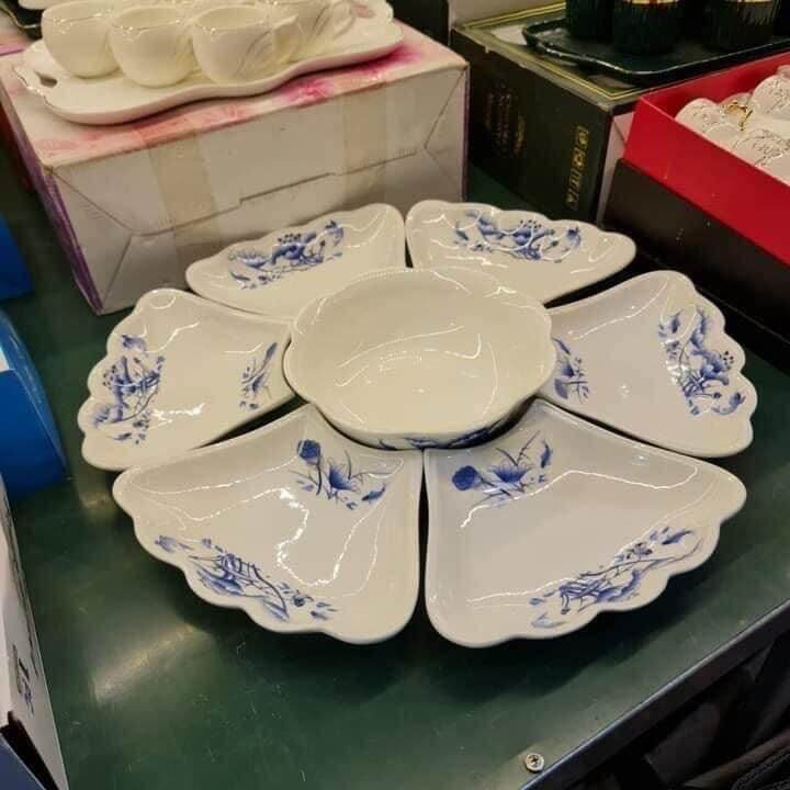 Bộ bát hoa mật trời gồm 6 đĩa và 1 tô canh chất men sáng bóng đẹp,dùng trưng bày decor trang trí món ăn cực bắt mắt hàng loại 1 không bị lỗi méo móp hoặc men bị lồi mụn