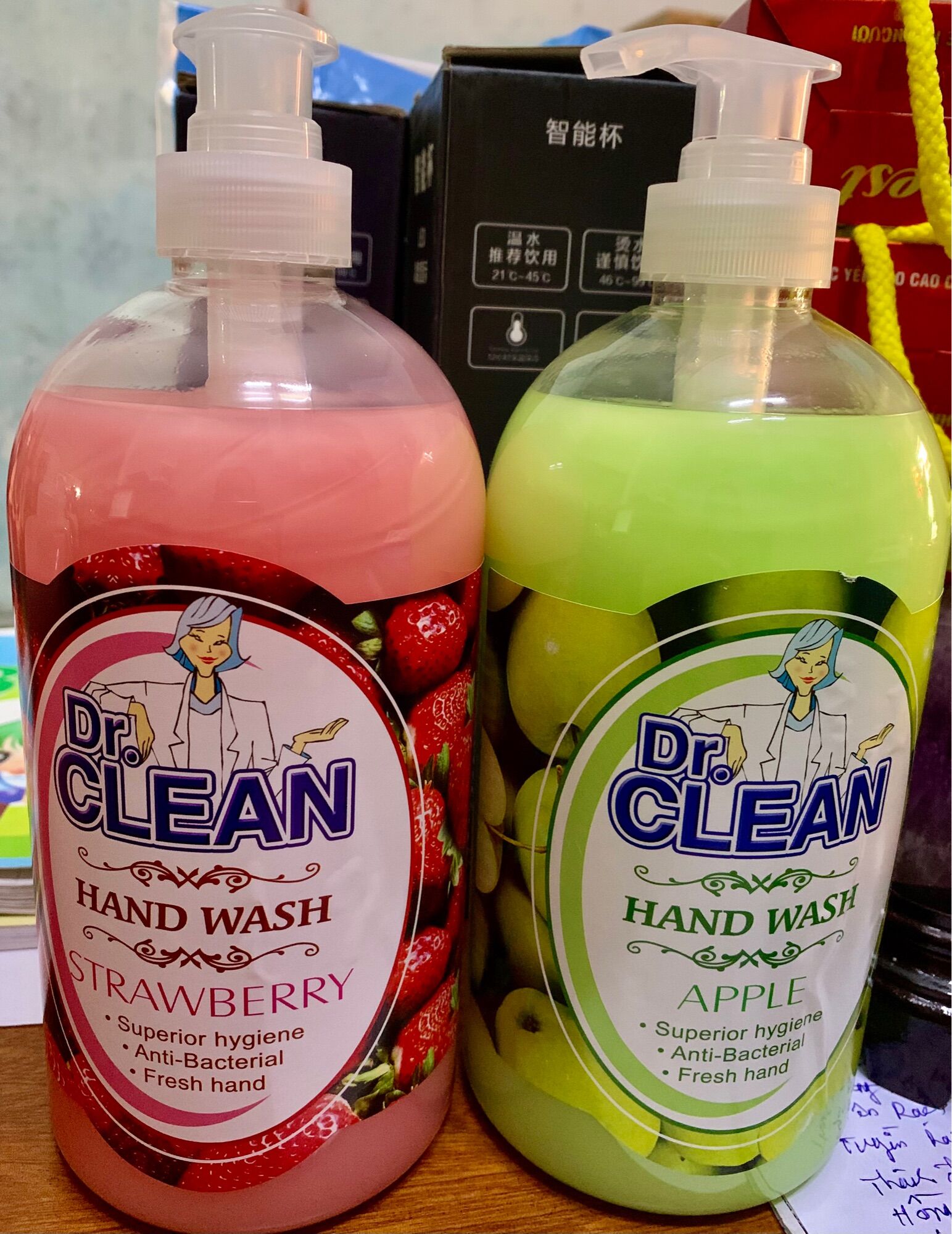 Sữa rửa tay sạch khuẩn Dr.Clean hương dâu 1000ml