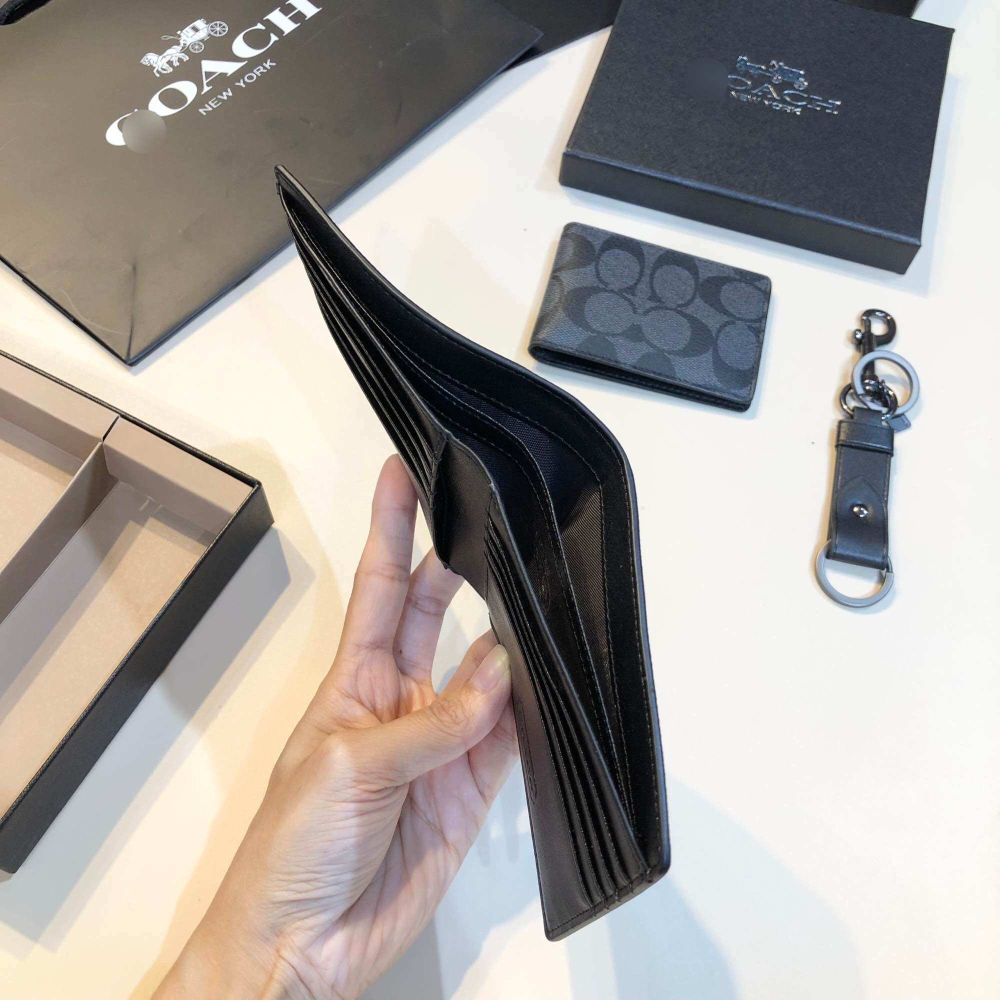 Ví C0ach nam full box tặng kèm móc khoá