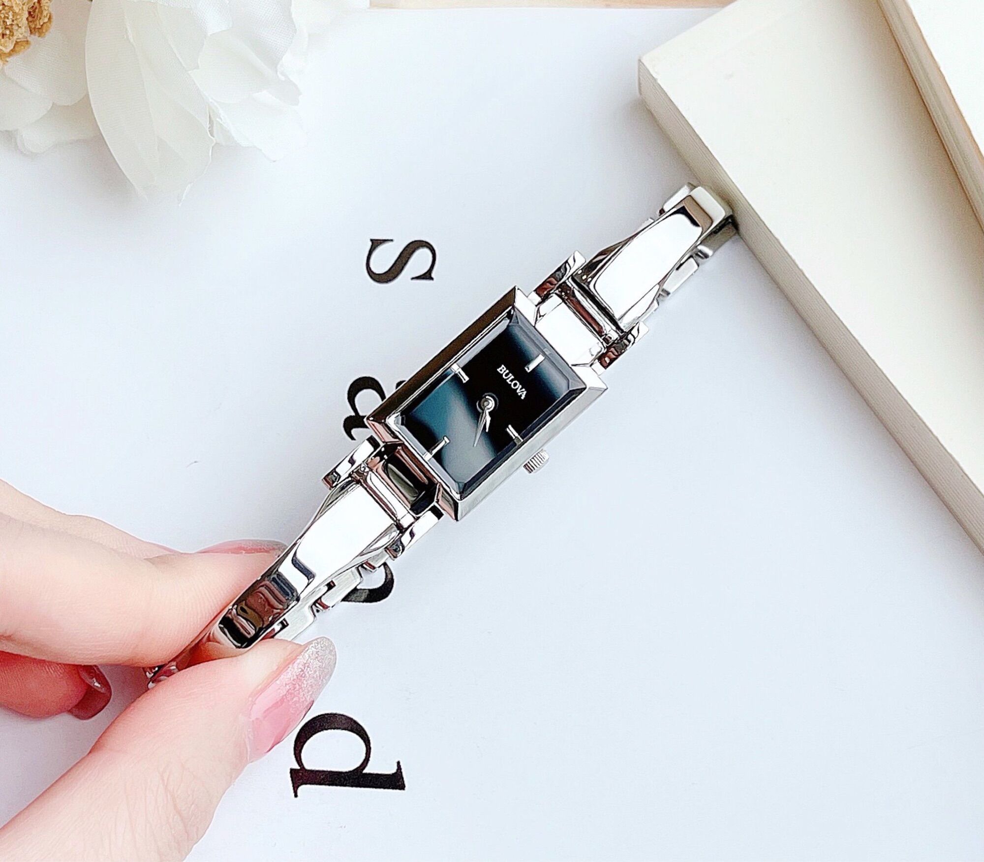 Đồng hồ nữ Bulova, size 20x15mm