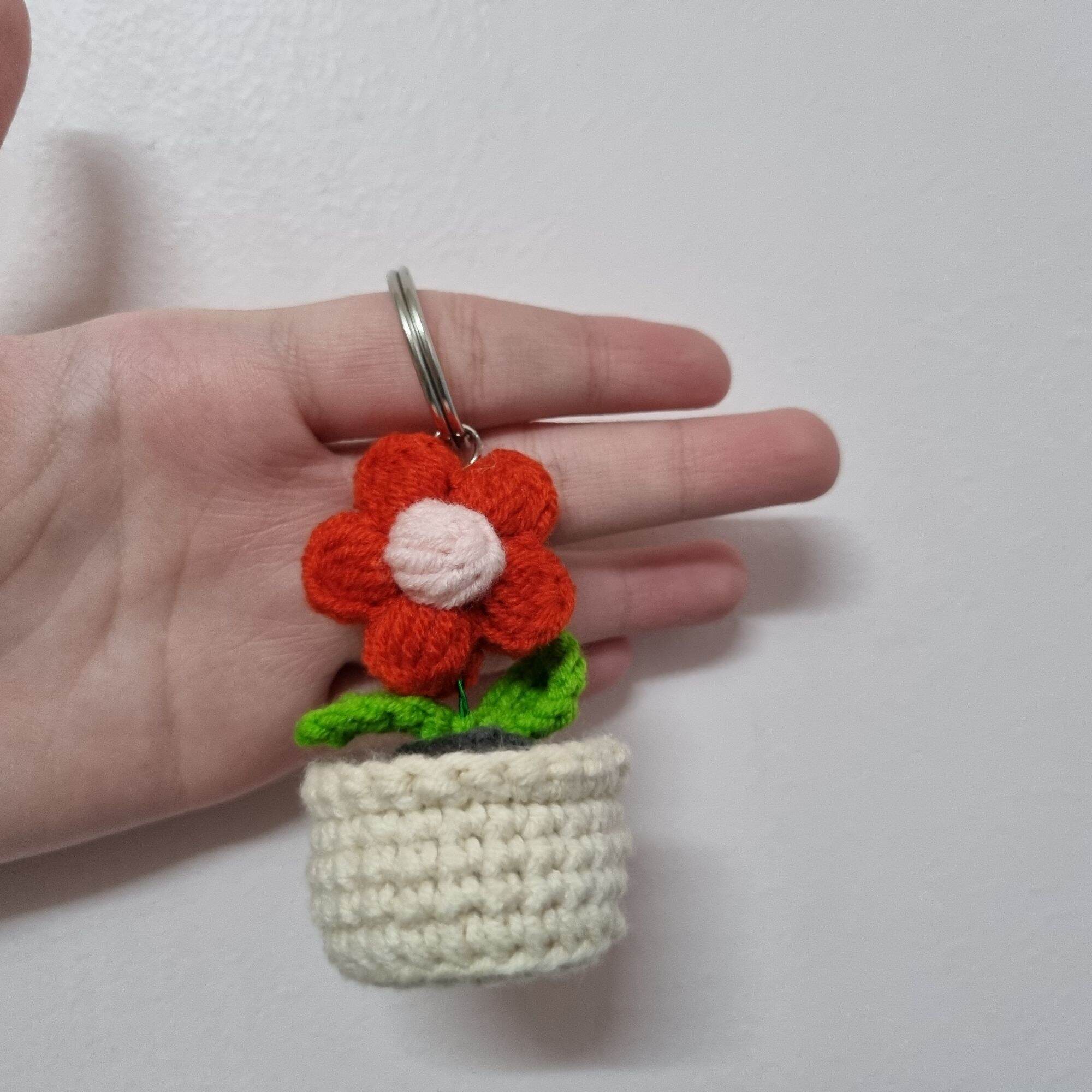 Móc khóa bằng len handmade - chậu hoa mini 5 cánh dễ thương, nhiều màu