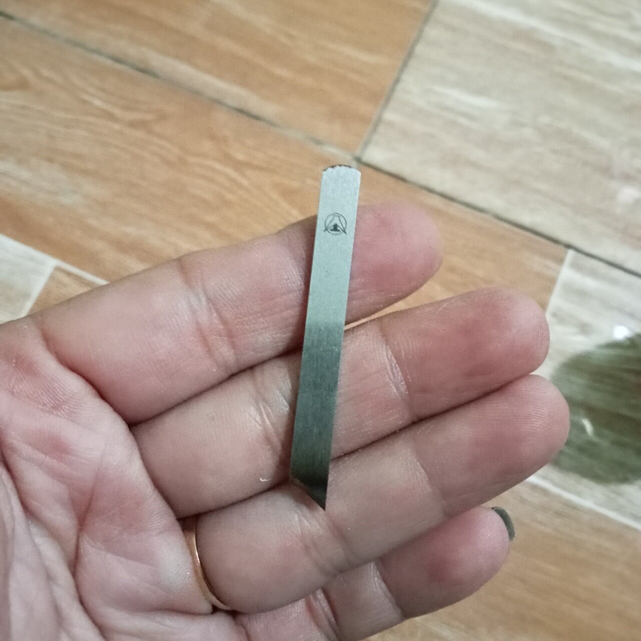 Dao thẳng xén gót da .