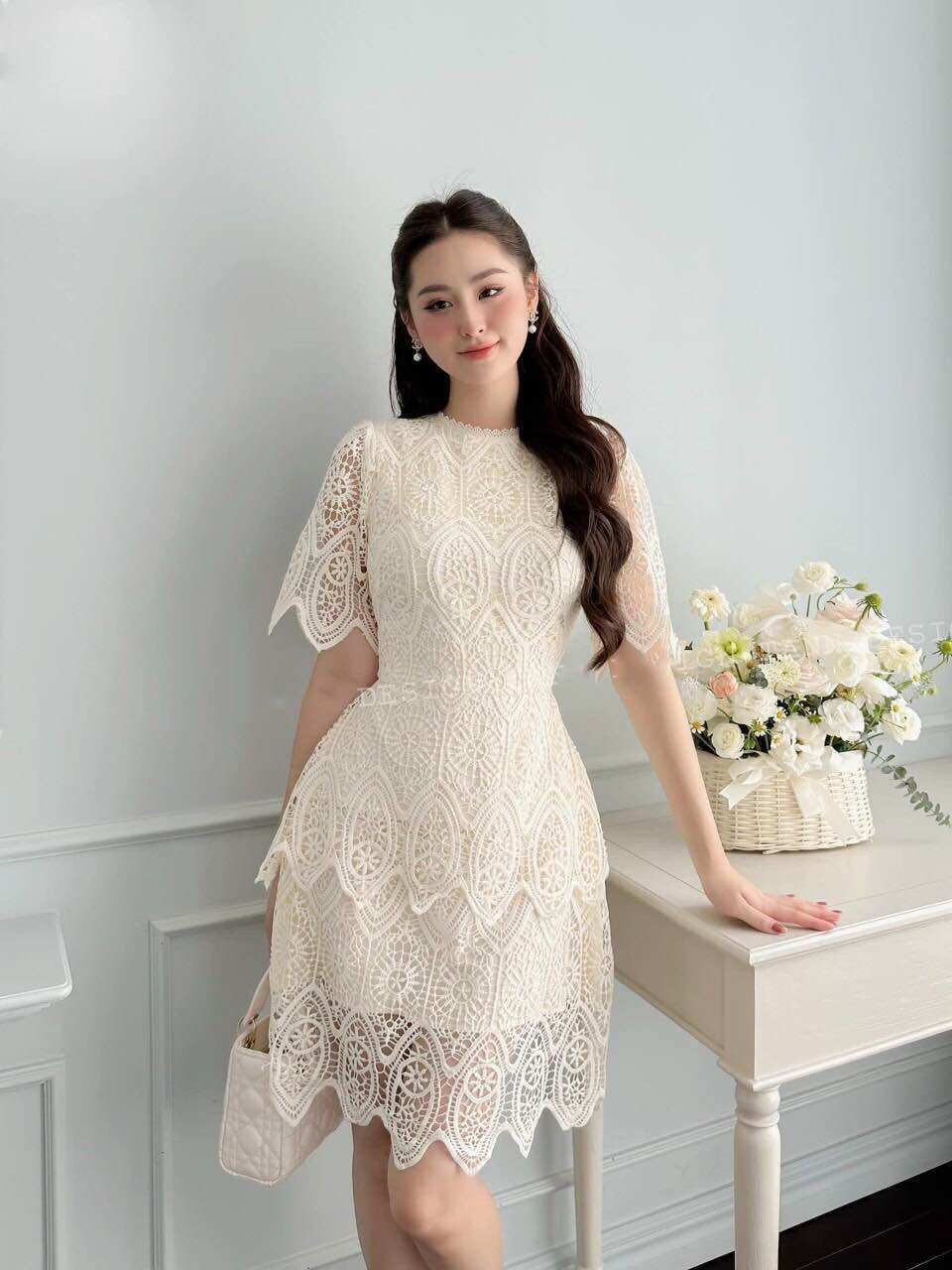 Đầm ren dự tiệc cổ tròn xinh xắn