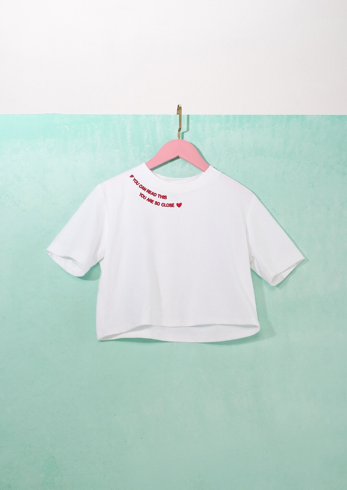 Double Moonshot - Áo thun trắng croptop thêu chữ