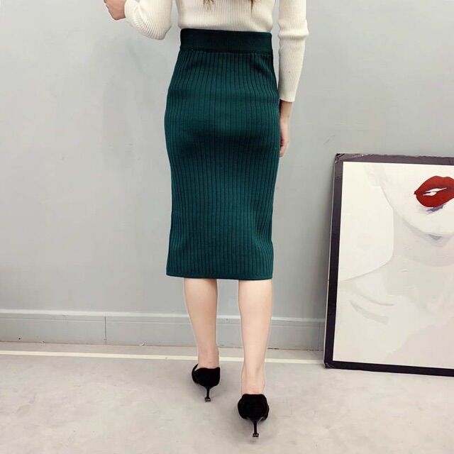 Chân váy len xẻ tà đính cúc giữa
