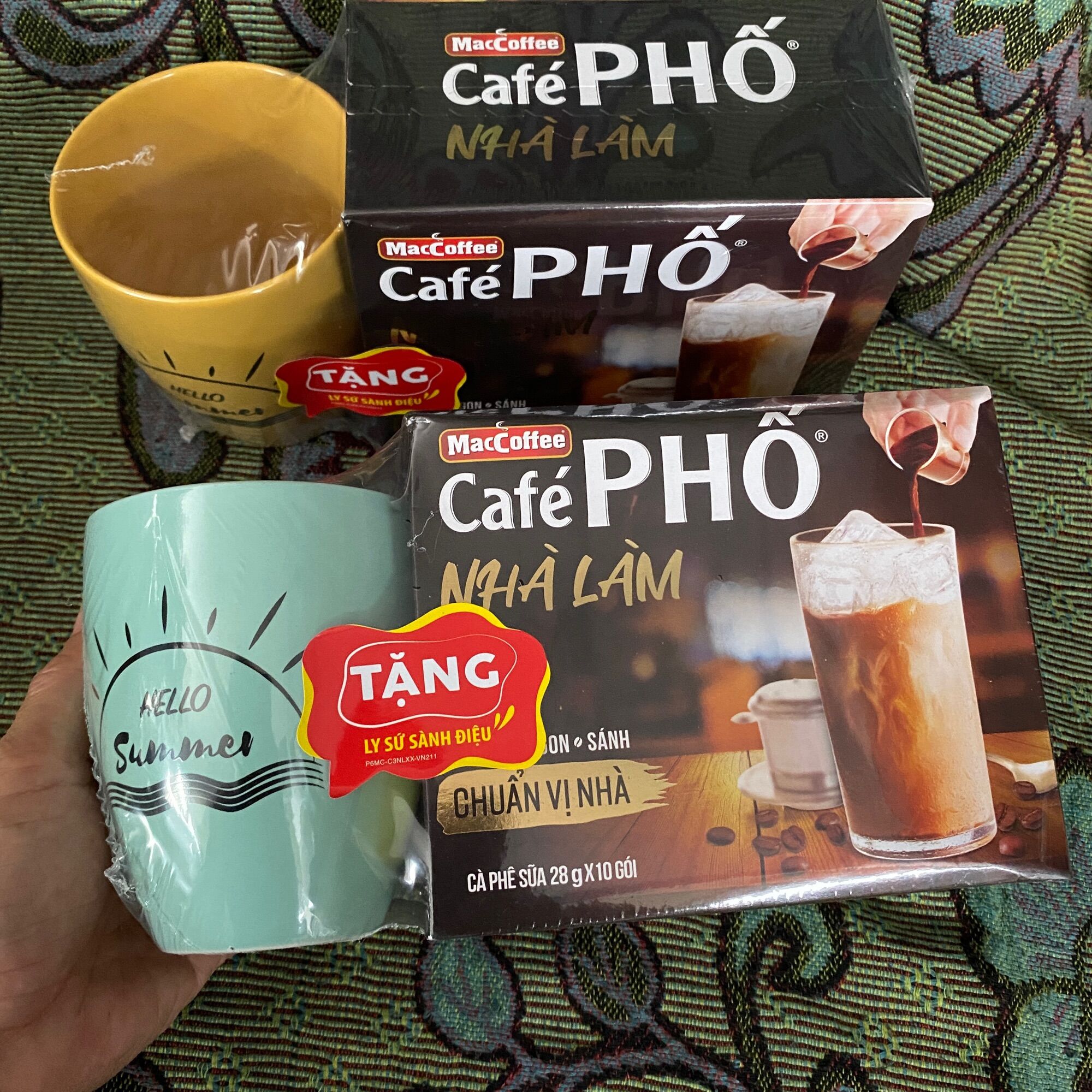 Cà phê phố tặng ly sứ