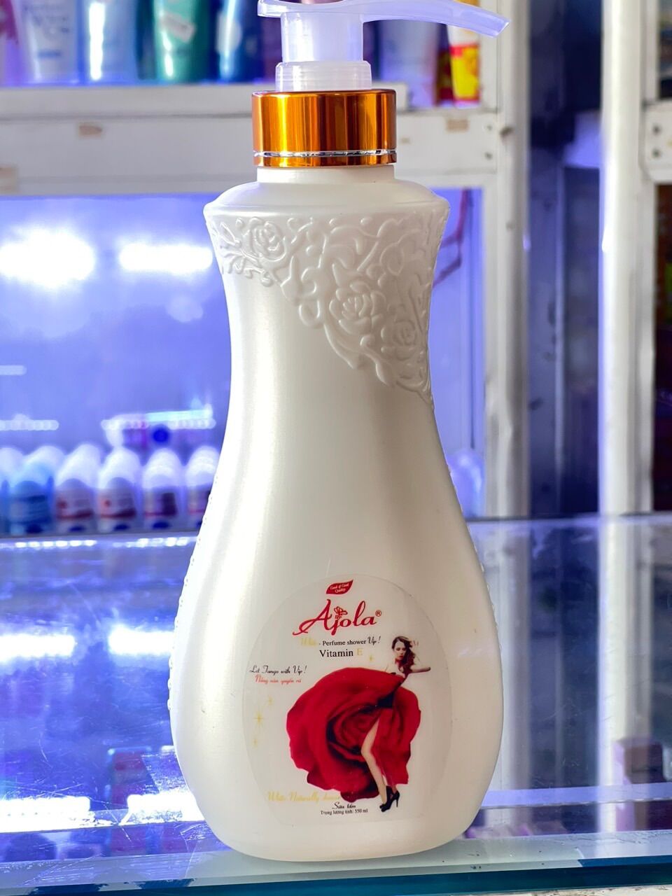 Sữa tắm trắng da hoa hồng ajola chai 550ml