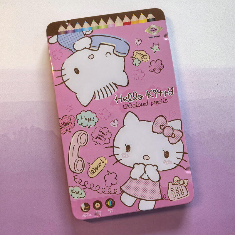 Bộ 12 Màu Crayon Màu Sắc Hello Kitty Bao Bì Bằng Sắt Túi Đựng Crayon Chất Liệu Nhựa Dụng Cụ Vẽ Cho T