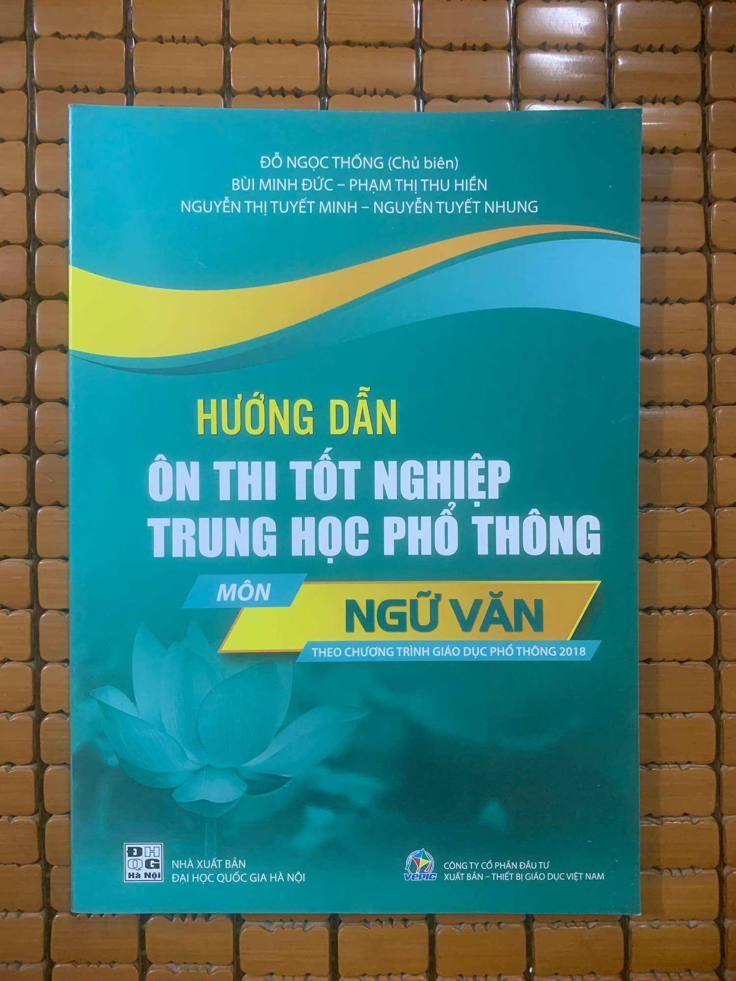 Sách - Hướng dẫn ôn thi tốt nghiệp trung học phổ thông môn ngữ văn (theo chương trình GDPT 2018)