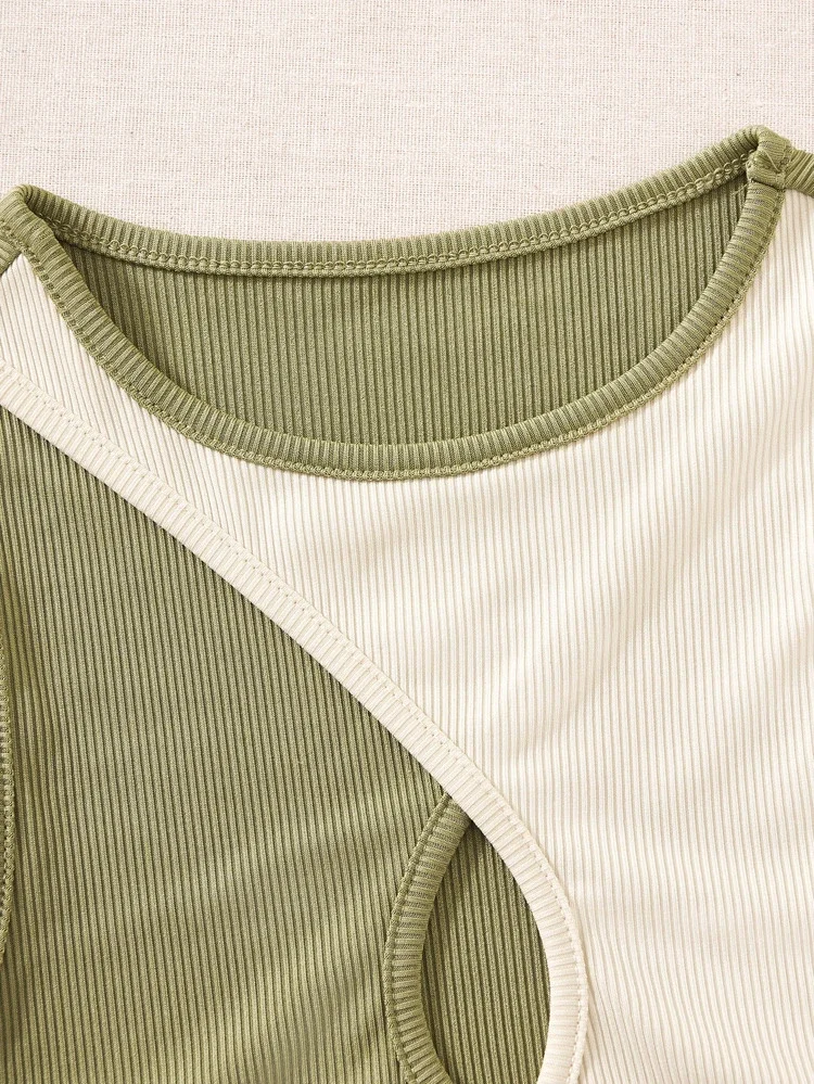 Áo croptop phối hai màu đan chéo ( xanh cốm + sữa )