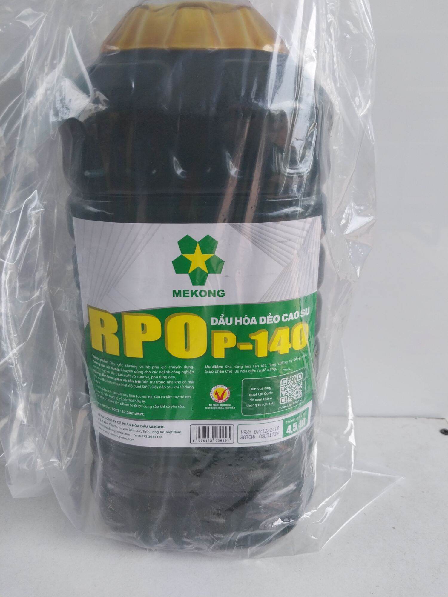 dầu hóa dẻo cao su , nhớt 140 (nhớt kẹo )- bình pet rpo 4.5 lit, dầu đặc, dầu cầu đặc dùng để hóa dẻo cao su,....