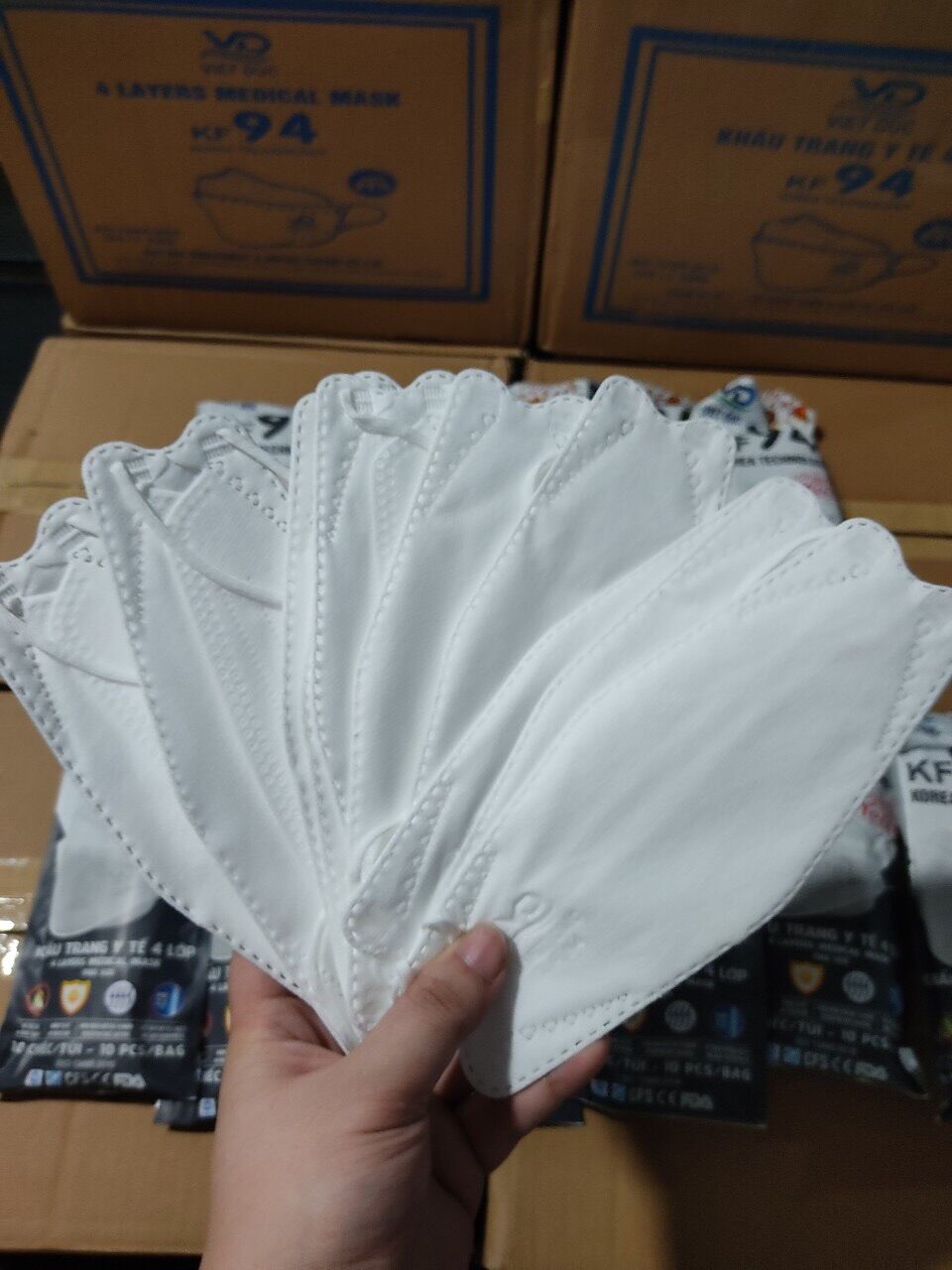 Thùng Khẩu trang cua trắng và cá kf94 300 cái/ 30 bịch, nhiều màu sắc.