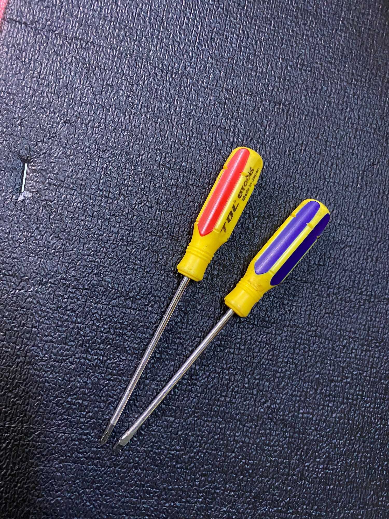 Tô vít 2 và 4 cạnh 3 mm dài 13 cm giá 2 chiếc
