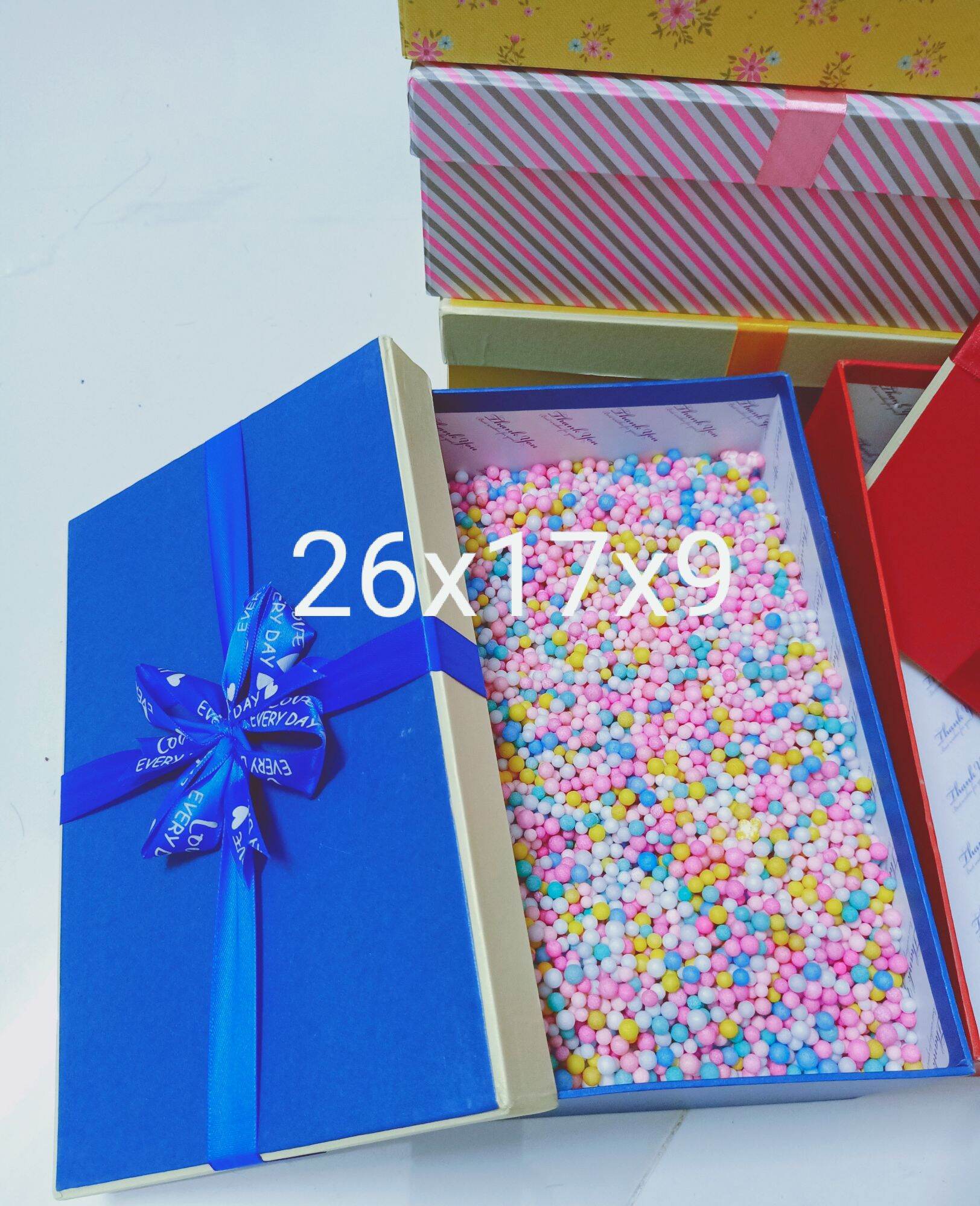 Hộp quà chữ nhật kt 26x17x9 kèm hạt xốp