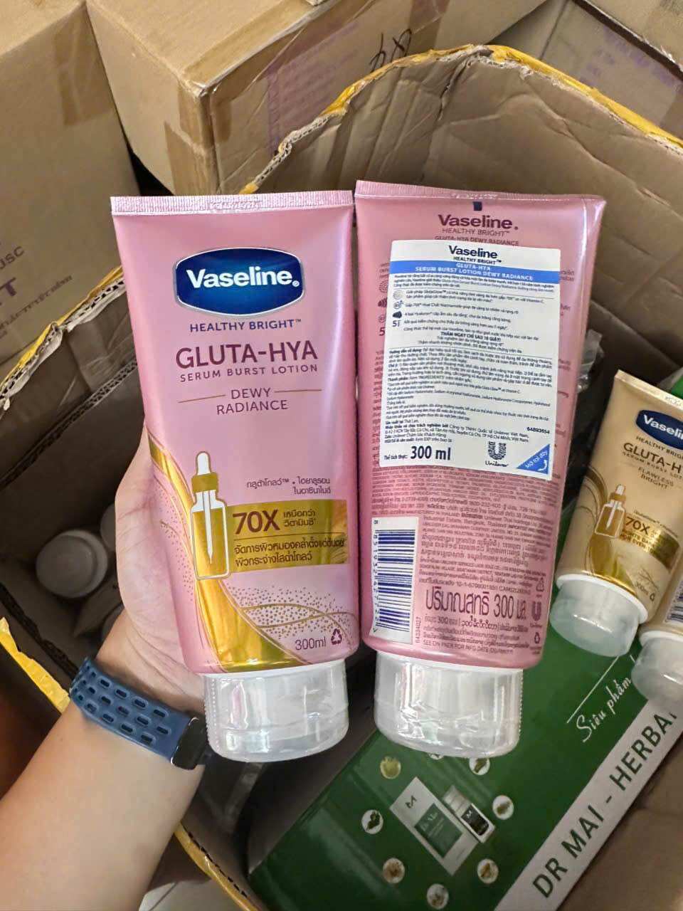    hồng cty  Sữa Dưỡng Thể Vaseline Healthy Bright Gluta HYA Serum 70X 300ml có tem phụ 