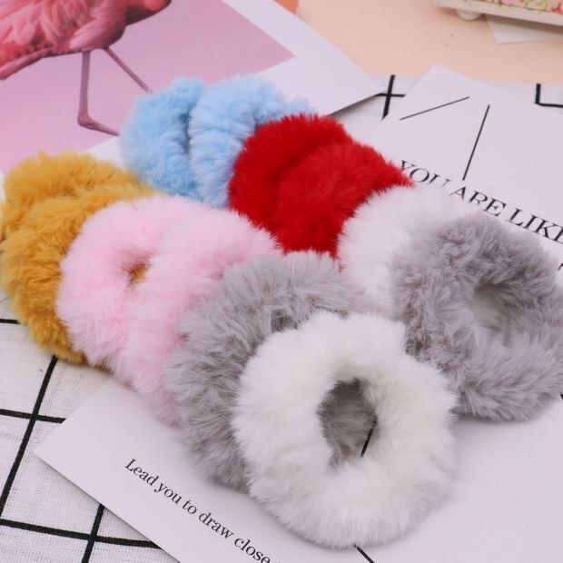 Cột tóc lông xù