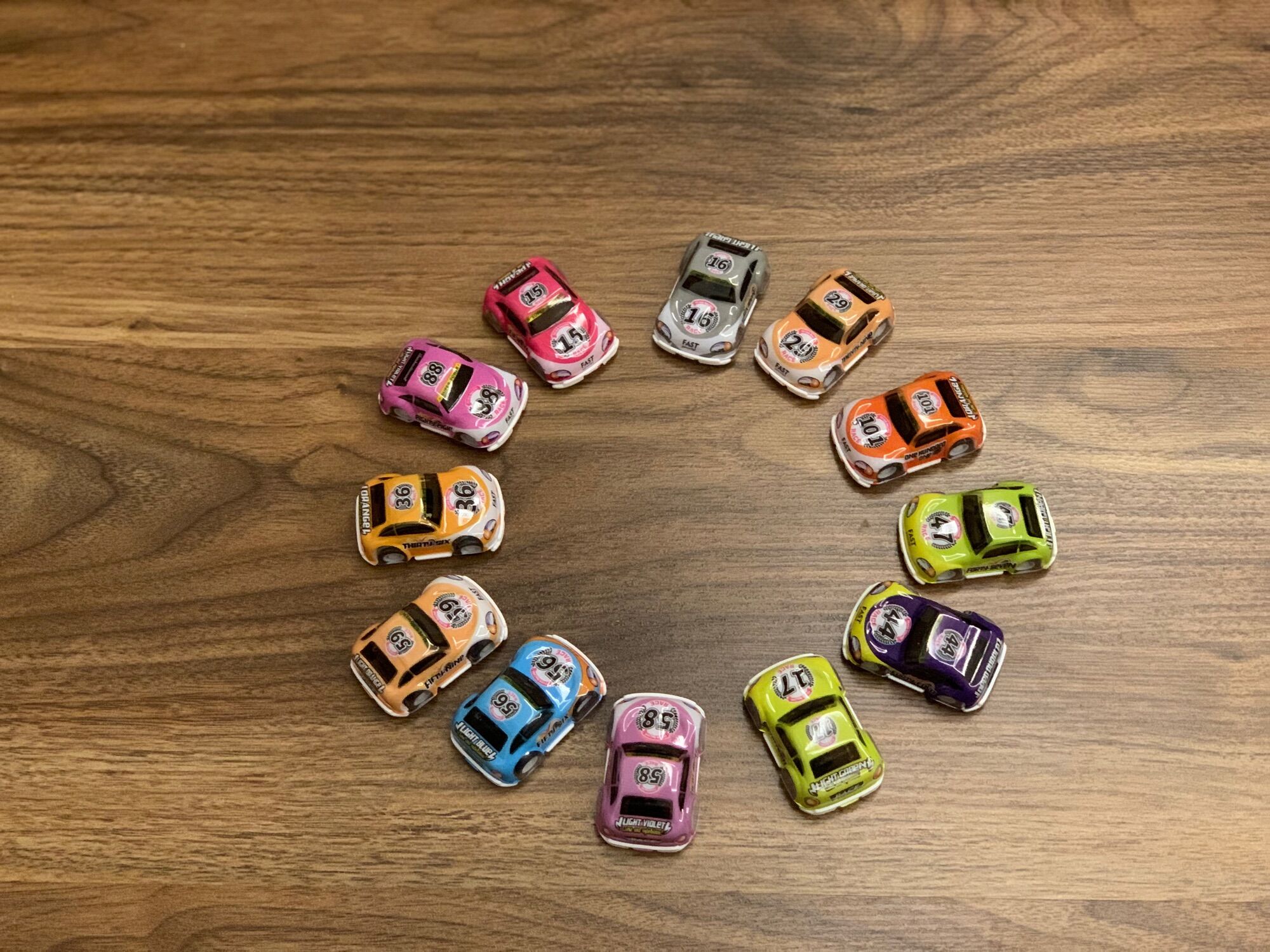 Set ô tô đua mini 12 chiếc chạy đà