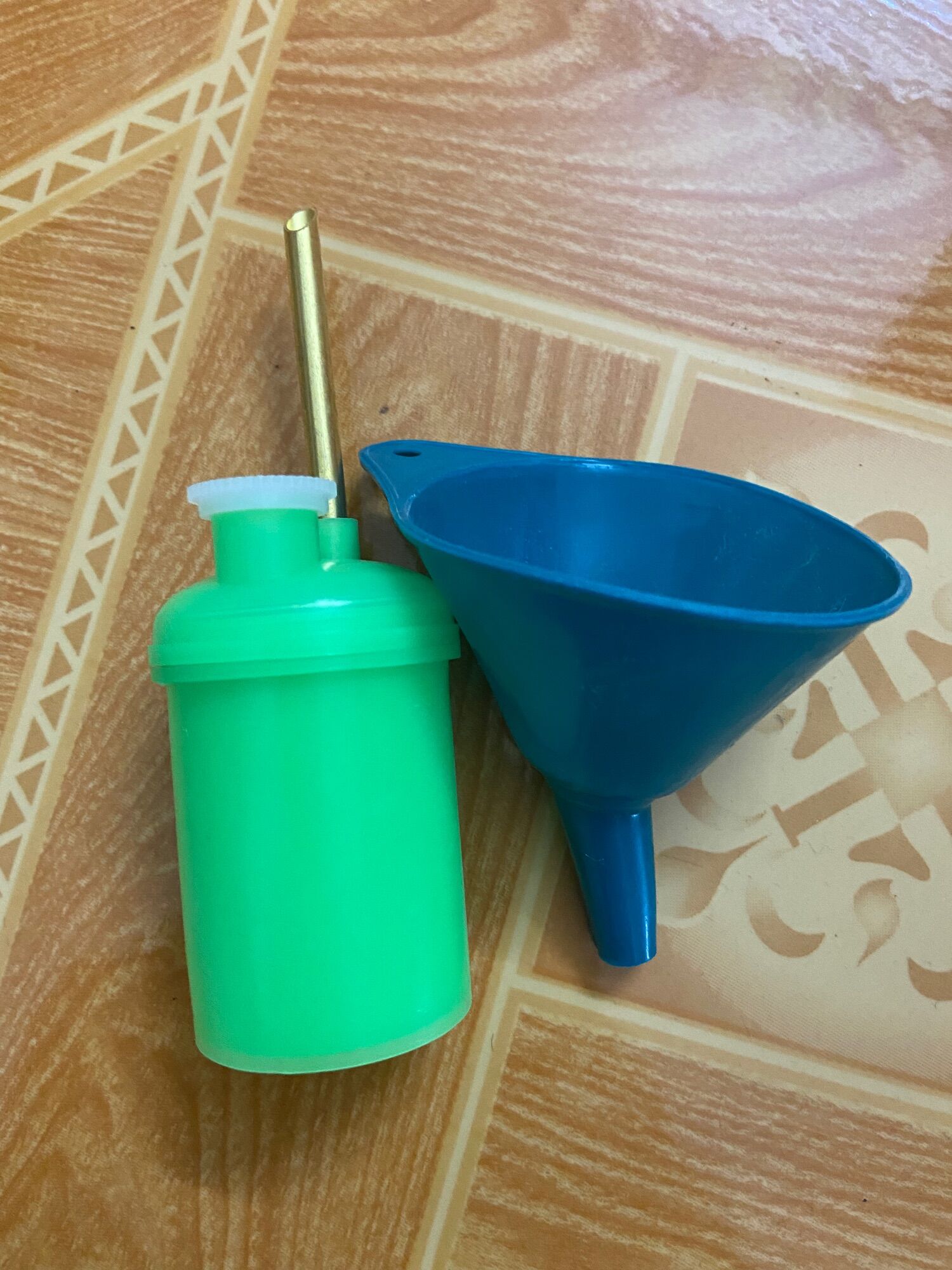 Phễu rót  và Bình châm đèn măng xông